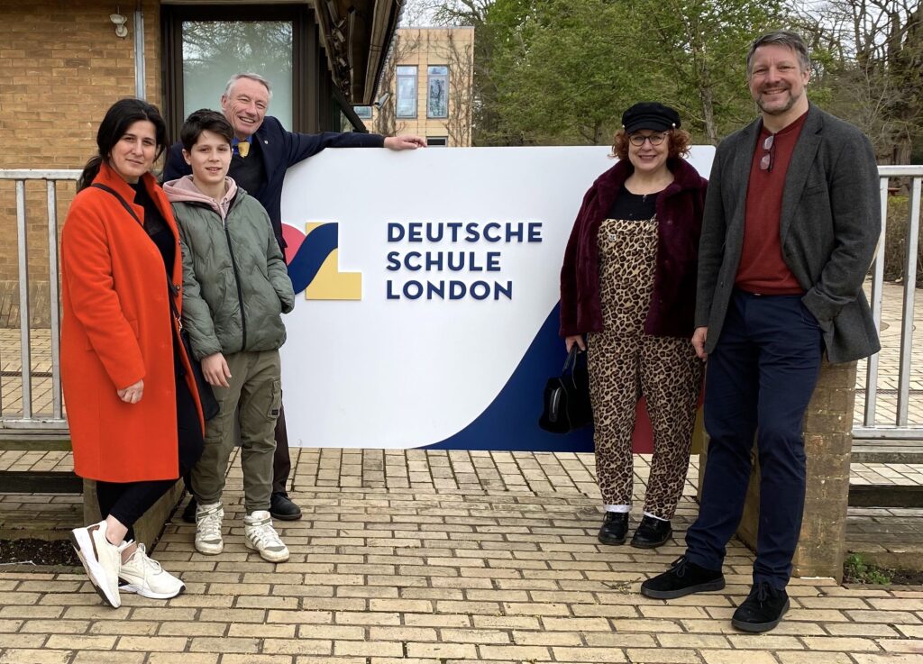 Vier Personen vor dem Eingang der deutschen Schule in Richmond